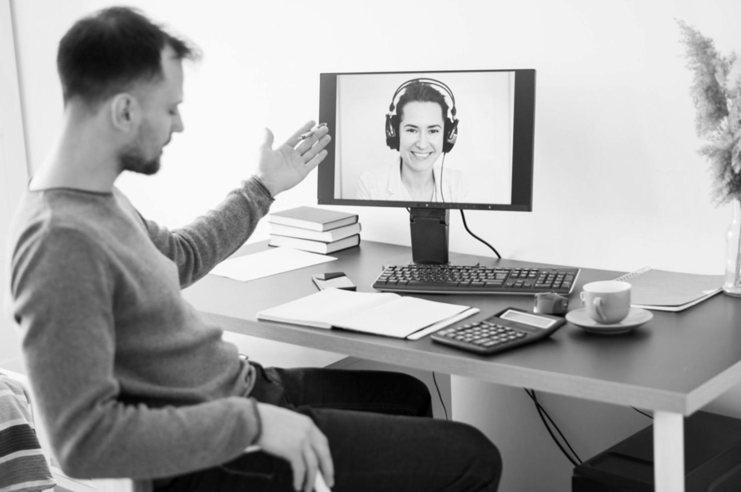 Aula moderna con tecnología avanzada para formación financiera